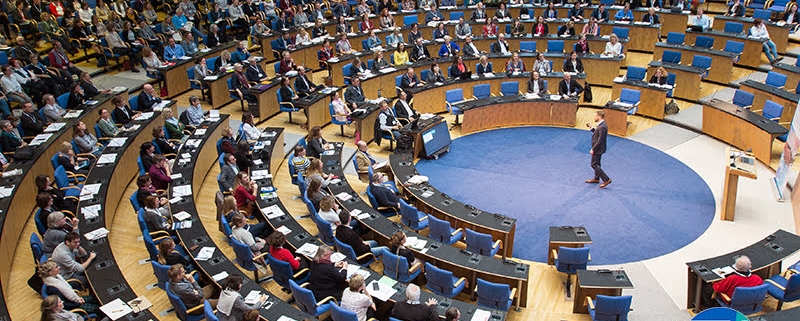 Blick auf den Plenarsaal in Bonn